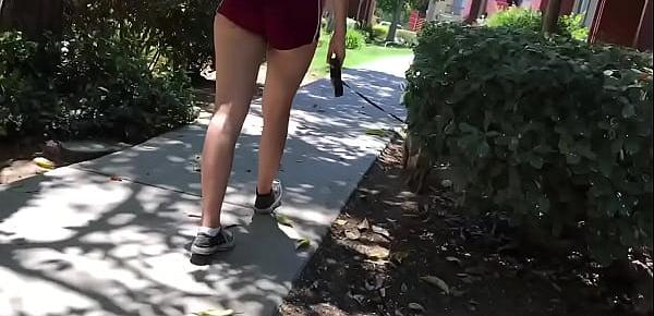  Nalgona caminando en short shorts